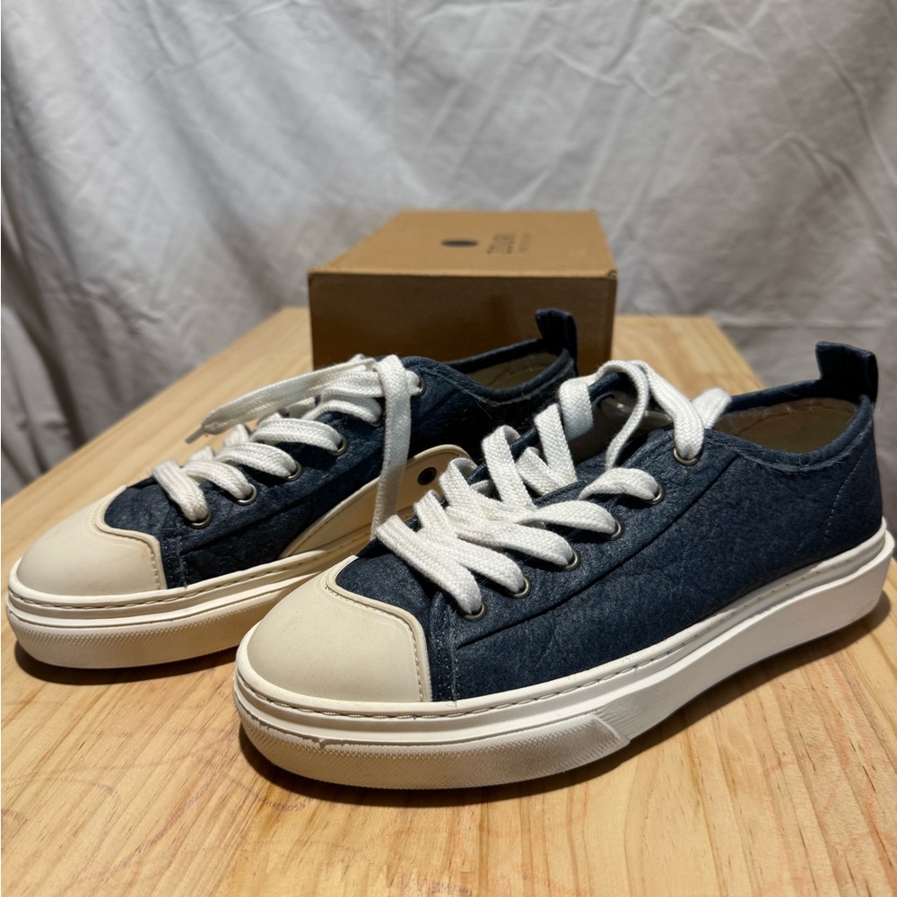 Zouri of the ocean Vegan Wakame Blue and white Lace up Sneakers Womens size 7